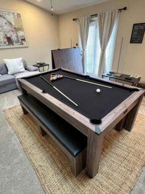 Family Fun! Sleeps 8, King Bed, 2 Queens, and Sofa Bed, Games - in Rogers